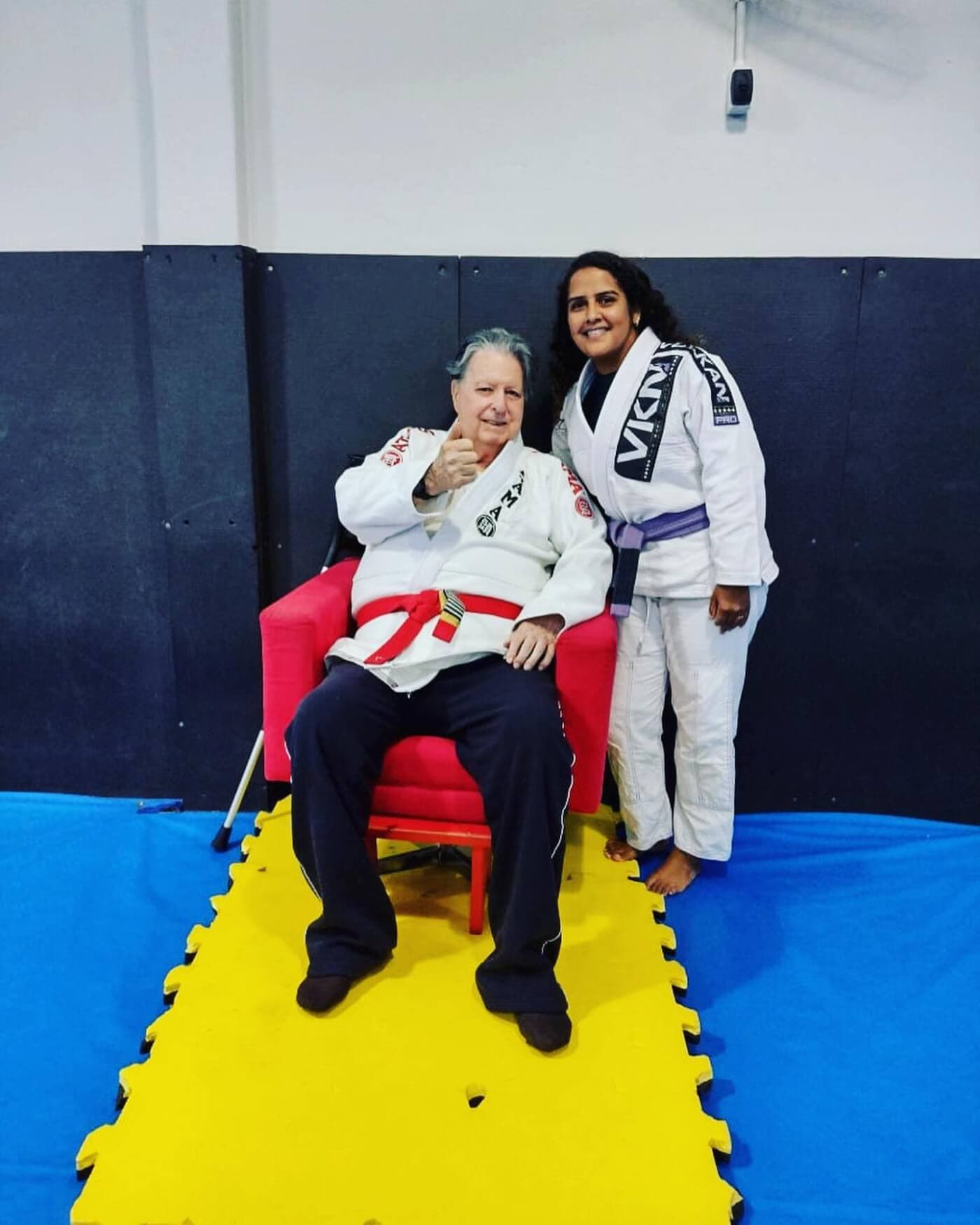 Mestre Julio Secco orientando uma aluna no tatame