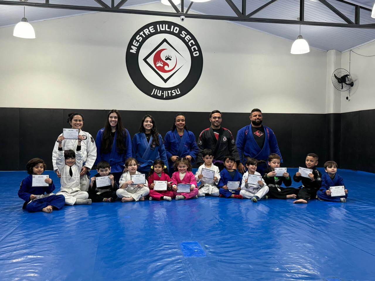 Treino de jiu-jitsu no tatame da Equipe Mestre Julio Secco